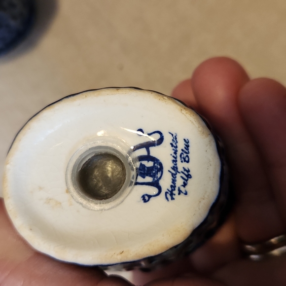 Delft blue and white salt and pepper shakers - Picture 4 of 5